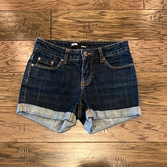 BDG Shortie Size 26 Cuffed Shorts 3 1/2" Inseam - Picture 1 of 16